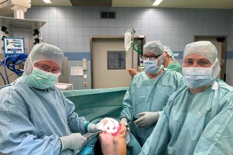 Gelenk kaputt – und nun? Was Patienten über Arthrose-Behandlung in Mittweida wissen sollten - Arthrose trifft viele Menschen – vor allem Knie und Hüfte. Chefarzt Dr. med. Erik Hauffe (l.) und der Leitende Oberarzt Nicu Nistiriuc (r.) vom Endo-Prothetik-Zentrum Mittweida mit ihrem Team bei der Implantation einer keramischen Knie-Endoprothese.