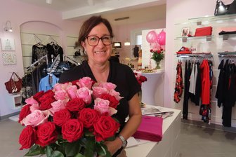 Gelernte Zahntechnikerin eröffnet Modeboutique in Werdau wieder: Was ihr Ehemann damit zu tun hat - Susann Krabacz hat die Modeboutique am Werdauer Sternplatz wiedereröffnet.