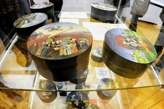 Gellert-Museum Hainichen lädt nach Weihnachten zu "Freispielen" ein - Das Gellert-Musem zeigt auch bemalte Märchenschachteln des Malers Günther Hofmann (1944 bis 2008).