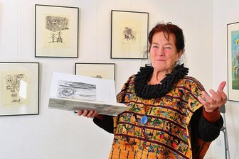 Gellert-Museum in Hainichen: Künstlerin Dagmar Ranft-Schinke hilft Gedanken auf die Sprünge - Im Gellert-Museum im Stadtpark in Hainichen ist eine neue Ausstellung von Dagmar Ranft-Schinke (hier im Bild) zu sehen. Unter dem Titel "Gedankensprünge" gibt es tierische, poetische und anspielungsreich Werke zu sehen. Dagmar Ranft-Schinke, die sich das geflügelte Pferd Pegasus zum Leittier gewählt hat, zeichnet, malt und agiert seit 1968 freischaffend in Chemnitz. Sie mischt sich ein in die aktuellen Geschehnisse, sie interessiert sich für wissenschaftliche Forschung ebenso wie für Bildungsfragen und Politik. So begegnet man einer informierten, aufgeweckten, agil-spontanen Künstlerin, die sich dennoch stilistisch treu geblieben ist. Sie kennt sich aus in der Literatur, und sie schreibt selbst. Die Ausstellung ist bis 5. März zu sehen. Geöffnet ist Museum an der Oederaner Straße 10 in Hainichen Sonntag bis Donnerstag von 13 bis 17 Uhr. fa