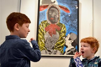 Gellert-Museum zeigt Arbeiten von Patrick Fauck - Die neue Sonderausstellung im Gellert-Museum in Hainichen zeigt unter dem Titel "Ich im Wunderland" Arbeiten von Patrick Fauck. Es sind oft humorvolle und hintersinnige Motive, hier bestaunen Emil (l.) und Theodor den Lichtdruck "Falscher Hase". Ein weiteres Beispiel für Faucks Humor ist das Bild "Piratenpech". Es zeigt einen Seeräuber mit zwei Augenklappen. Der Künstler, im Saarland geboren, absolvierte nach seinen Studien in Mannheim und Heidelberg ein Aufbaustudium an der Burg Giebichenstein, danach an der Hochschule für Grafik und Buchkunst Leipzig. Faucks Faszination gilt den Drucktechniken, mit deren handwerklicher Vielfalt und Ausdrucksmöglichkeiten er experimentiert. Insbesondere die nur noch selten praktizierte Lichtdruckherstellung ist ein Schwerpunkt dieser Präsentation, die bis 10. Juni zu sehen ist. Geöffnet ist das Museum Sonntag bis Donnerstag jeweils 13 bis 17 Uhr.