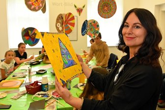 Gellertmuseum: Ein Stück Afrika auf Papier bannen - Frances Duarte leitet im Gellert-Museum Hainichen die Zeichenworkshops.