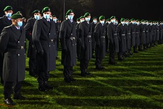 Gelöbnis trotz Corona: Für die Bundeswehr kein großes Risiko - Mit Abstand und Maske: Rekruten der 5. Kompanie des Panzergrenadierbataillons 371 waren am Donnerstagabend in ihrer Partnerstadt Mittweida zum öffentlichen Gelöbnis auf dem Schützenplatz angetreten.