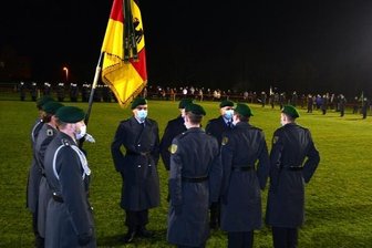 Gelöbnis trotz Corona: Für die Bundeswehr kein großes Risiko - Der Eid auf die Truppenfahne war der Höhepunkt der knapp einstündigen Veranstaltung, zu der auch die Angehörigen der Rekruten angereist waren.