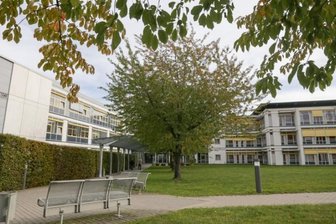 Gelten Extra-Regeln im Hartmannsdorfer Krankenhaus? - Besucherinnen und Besucher des Hartmannsdorfer Krankenhauses klagen über strenge Regeln. 