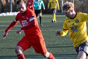 Gelungene Generalprobe - Tim Kaiser (rechts) trug sich beim 5:1-Testspielsieg gegen Landesligist FC Lößnitz gleich zweifach in die Torschützenliste ein. Der VfB Auerbach startet in der kommenden Woche gegen Germania Halberstadt ins neue Spieljahr der Fußball-Oberliga.