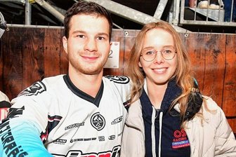 Gelungene Premiere im Exil - Auf und neben der Piste zusammen unterwegs: Felix Bopp und Tanja Schlosser aus Weißenborn, hier beim Super-Enduro in Riesa. 