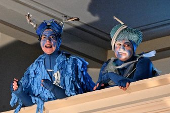 Gelungene Premiere in der Stadtkirche Frauenstein: Dresdner Theatergruppe „Spielbrett“ entfacht einen Sturm - Sie singen und spielen auf der Empore: C-riel (Berit Barz, links) und B-riel (Annette Bundy) von der Theatergruppe „Spielbrett“ zu Pfingsten 2024 mit „Shakespeares Sturm“ in der Stadtkirche Frauenstein.