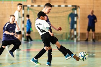 Gelungene Premiere in Freiberg: Ein besonderes Fußball-Turnier kennt nur Gewinner - In der Vorrunde bezwang das Team aus Frankenberg (weiß) die Gastgeber aus Freiberg 1:0.