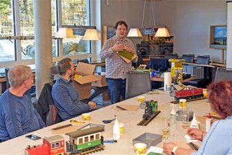 Gelungene Premiere in Seiffen: Gleisbau mit einem Schuss Fit-Wasser - Modelleisenbahn-Workshop in der Erlebniswelt Seiffen: Robert Wegner (stehend) ist Kursleiter der zweitägigen Veranstaltung, die sich der Digitalisierung der Bahn als auch dem Gleis- und Landschaftbau widmet.
