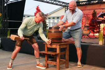 Gelungene Premiere: Marienbergs Oktoberfest mit sächsischer Note - Unter Mithilfe von Organisationsleiter Maik Janke sticht Marienbergs OB André Heinrich (l.) ein Bierfass an.
