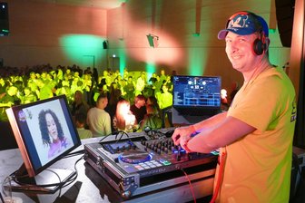 Gelungene Premiere: Ü30-Partynacht bringt neues Kulturhaus im Erzgebirge an sein Limit - Von Musik aus den 1980er-Jahren bis hin zu aktuellen Hits hatte DJ Partyshaker alles parat.