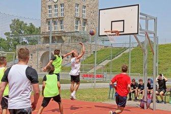 Gelungene Rückkehr auf den Platz - Beim 3x3-Basketballturnier im Rahmen der Zwickiade ging es am Samstag im Westsachsenstadion ordentlich zur Sache.