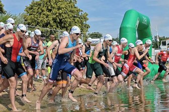 Gelungene Rückkehr zu "alten Zeiten" beim Koberbachtal-Triathlon - Nachdem 2022 zu wenig Wasser in der Koberbach-Talsperre die Schwimmdistanz ausfallen ließ, konnten die Teilnehmer - im Foto die Athleten der Olympischen Distanz - diesmal wieder einen ganz normalen Triathlon bewältigen. 