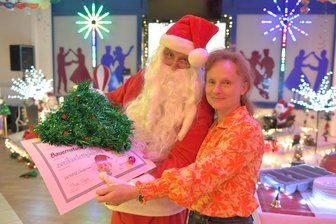 Gelungene Überraschung: Weihnachtsmann beschenkt Hospiz-Team in der Bauernstube Oederan - Geschäftsführerin Christiane Riemer hatte nichts davon gewusst: Thomas Ufer als Weihnachtsmann.