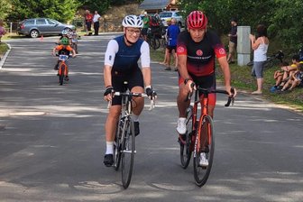 Gelungene Veranstaltung: Mit zwei Olympiasiegern rund um Halsbrücke unterwegs - Olympiasiegern auf der Spur: Olaf Ludwig (r.) und Petra Rossner kletterten in Halsbrücke auch mit den jüngsten Startern in den Sattel.