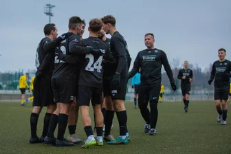 Gelungener Abschluss der BSC-Kicker: Ohne Drei zum letzten Dreier des Jahres - Endlich wieder jubeln: Die Kicker des BSC Freiberger feierten am Sonnabend einen 3:0-Sieg gegen Auerbach II. Lukas Erler (Nr. 24) hatte nach der Pause mit einem Doppelpack alles klar gemacht.