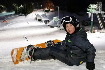 Gelungener Auftakt: Auf dem Augustusburger Skihang wird der milden Witterung getrotzt - Bei seinen ersten Abfahrten in diesem Jahr auf dem Augustusburger Skihang war dem jungen Snowboarder Julien Wallendorff seien Freude deutlich anzumerken.