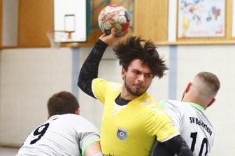Gelungener Heimauftakt - Dreifach-Torschütze Benjamin Päßler vom HCAB wird von den Beierfeldern Götz Pirtkien (l.) und Yannik Fischer in die Zange genommen. Je vier Treffer erzielten Massimo Hertel, Max Lötsch und Marcus Schierig.
