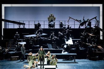 Das Drama kann beginnen: Die Königin (Nicole Chevalier) trifft mit ihren vier Hofdamen Mary Beaton (Augusta Kling), Mary Seton (Leah Weil), Mary Fleming (Lena Herrmann) und Mary Livingston (Katharina von Hassel) in Schottland ein. 