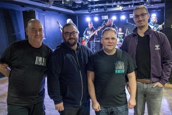 Gelungener Neustart für Metal-Festival im EAC: So steht es um die Studentenclubs in Freiberg - Sie sorgen mit anderen Ehrenamtlichen dafür, dass im Studentenclub EAC in Freiberg nicht das Licht ausgeht: Techniker Kai Goldstein "Manne", Kulturvorstand Johannes Neidel, Festival-Organisator Thomas Banajanz und Vorsitzender Russi Petkov (von links). Im Hintergrund die Band Omega Purge aus Freiberg und Dresden.