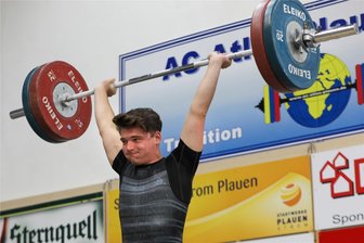 Gelungener Saisoneinstieg für Vogtland-Gewichtheber: Junger Rodewischer macht es dem Europameister nach - Oskar Hüllebrand von der TSG Rodewisch trainiert mittlerweile in Chemnitz. Am Wochenende holte er sich souverän die Goldmedaille.
