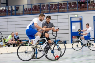 Gelungener Start für Radballer: Freiberger „Zweite“ zuhause mit zwei Siegen - Auftakt nach Maß: Gegen Röthaer SV startete das TV-Gespann, hier mit Dustin Schmidt (r.), mit einem 5:3.