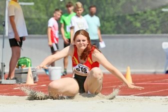 Gelungener Start in die Meisterschaftssaison - 10,75 Meter standen für Vanessa Schubert vom SV Vorwärts Zwickau im Dreisprung zu Buche. Das bedeutete den Landesmeistertitel in der W 15 und auch die Norm für die Deutsche Meisterschaft. 