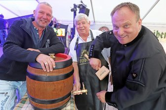 Brand-Erbisdorfs Oberbürgermeister Martin Antonow, Stadtvereinschef Hans-Jürgen Fischer und Enrico Wild von W&W-Events (v. r.) freuen sich beim Fassanstich auf ein schönes Stadt- und Haldenfest am Wochenende.