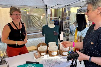 Gelungenes Debüt für Kreativmarkt in Schwarzenberg - Beutel und T-Shirt mit dem Aufdruck „Huppedietel“ oder „Klaaner Lumich“ waren sehr gefragt am Stand von Katja Stübner aus Albernau, die mit ihren handgefertigten Sachen auf ihre Art die erzgebirgische Mundart retten will.