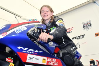 Gelungenes Debüt für Rennamazone Anina Urlaß - Anina Urlaß hatte bei ihren ersten bedeutsamen Motorradrennen allen Grund zur Freude.