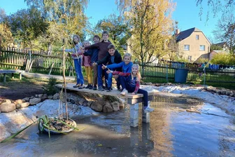 Gelungenes Projekt in Seelitz: Teichsanierung auf dem Schulgelände war Gemeinschaftsleistung - Die Kinder sind stolz auf das Erreichte: Gemeinsam mit Eltern und anderen Helfern haben sie den Teich auf dem Schulgelände in Seelitz komplett neu gestaltet.