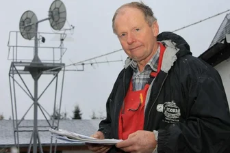 Gema reicht Klage gegen vier Antennengemeinschaften ein - Ulrich Rockstroh vor der Anlage der Carlsfelder Antennengemeinschaft: ein Gemeinschaftswerk, das auf der Kippe steht?