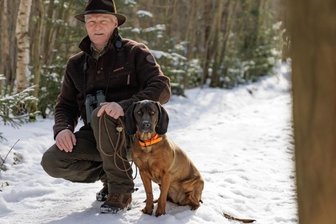 Gemeinde beauftragt eigenen Jäger - Die ersten Erkundungstouren in seinem künftigen Revier in Sehma hat Roger Grunert noch bei winterlichen Bedingungen unternommen. Dabei stets an seiner Seite: sein Jagdhund Levi - ein Bayerischer Gebirgsschweißhund. Diese sind speziell ausgebildet für die Nachsuche bei der Jagd.