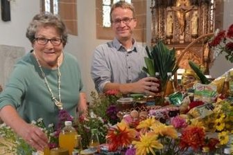 Gemeinde feiert Erntedankfest - Schon seit vielen Jahren richtet Liebgard Veit, hier mit Pfarrer Benjamin Roßner, den Altarraum für das Erntedankfest her. 