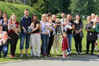 Gemeinde heißt ihre jüngsten Einwohner offiziell willkommen - 