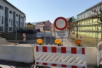 Gemeinde im Erzgebirge baut eine Umleitung, um zwei viel befahrene Straßen samt Kreuzung zu sanieren - Auf der Beethovenstraße samt Kreuzungsbereich zur Rudolf-Harbig-Straße wird gebaut.