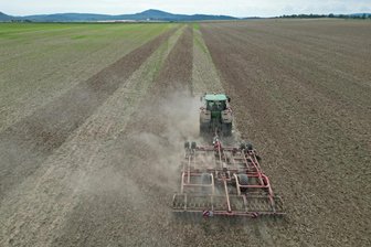 Gemeinde im Erzgebirge verlangt zukünftig mehr für Pacht- und Mietflächen - Auch Landwirte müssen in Schönheide ab 2026 höhere Pachten für Gemeinde-Flächen zahlen.