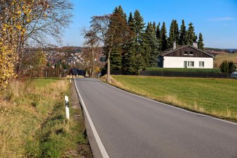 Gemeinde im Erzgebirge will ihr Radwegenetz aufwerten – Konzept dafür stößt auf Gegenwind - Zschorlau arbeitet an einem Radwegekonzept. Unter anderem zwischen Zschorlau und Burkhardtsgrün an der Karlsbader Straße könnte ein Weg für Radfahrer entstehen.
