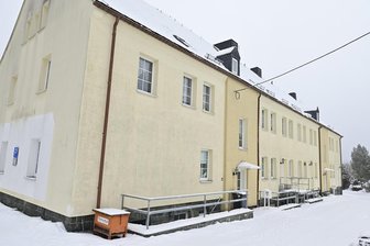 Gemeinde im Vogtland bringt Immobilien-Schnäppchen auf den Markt - In der Tannenbergsthaler Karl-Marx-Straße verkauft die Gemeinde demnächst eine Wohnung.