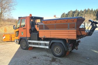 Gemeinde im Vogtland stockt Winterdienst-Technik auf - Der Neustädter Bauhof-Multicar mit dem fast neuen Streuaufsatz.