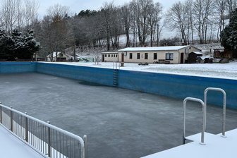 Gemeinde im Vogtland will ihr Freibad in Eigenleistung retten - Das Waldbad in Triebel ist im Winterschlaf. Ab Frühjahr 2026 soll es in Eigenleistung saniert werden.