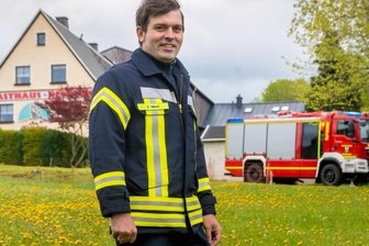 Gemeinde legt die nächsten Brandschutzziele fest - Gemeindewehrleiter Sebastian Hilbert zeigt das Grundstück, auf dem eine Zisterne geplant ist, um die Löschwasserprobleme in Wolfsberg zu beheben. Der Ort ist nicht ans Trinkwassernetz angeschlossen.