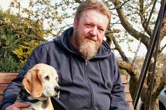 Gemeinde Limbach plant 2023 Sanierung von zwei Spielplätzen - Jens Göbel - hier mit seinem Beagle Shela - ist neuer Bürgermeister von Limbach. 