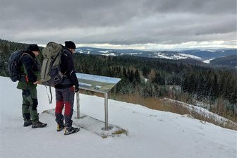 Gemeinde Muldenhammer will im neuen Jahr Kurtaxe deutlich anheben - Winterwandern in Muldenhammer. Von der Halde am Schneckenstein bietet sich eine tolle Aussicht.