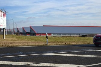 Gemeinde Neustadt ermöglicht Erweiterung von Hetzner Online in Falkenstein - Die Hallen an der B 169 beherbergen die Server, auf denen Hetzner Online Daten aus aller Welt speichert.