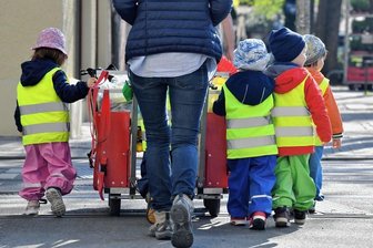 Gemeinde Pöhl hebt erstmals seit 2017 die Kita-Gebühren an - Die Kita-Kosten für die Betreuung der Kinder, wie auf diesem Symbolfoto zu sehen, steigen. Auch in Pöhl müssen Eltern nun mehr bezahlen.