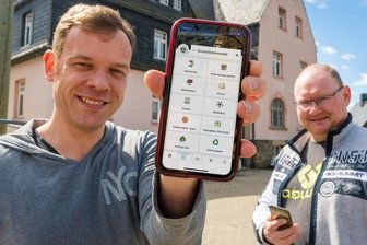 Gemeinde präsentiert sich online mit neuer App - Die Gemeindemitarbeiter André Schönherr (links) und Jan Görner haben wesentlich dazu beigetragen, dass die Großrückerswalder künftig noch zielgerichteter über Neuigkeiten im Ort schnell informiert werden. 