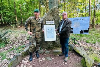 Gemeinde Rossau und Bundeswehr erneuern ihre Partnerschaft - Bürgermeister Dietmar Gottwald (re.) und der Chef der Stabs- und Unterstützungskompanie der Panzergrenadierbrigade 37, Major Thorben Pfeifer, bei der Zeremonie im Rossauer Wald.