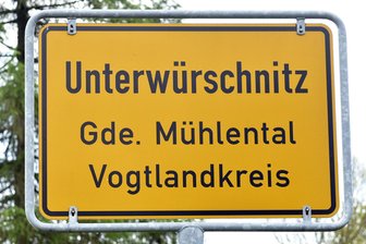 Gemeinde sauer: Ausweichverkehr von B 92-Sperrung im Vogtland beschädigt Straße durch Unterwürschnitz - Bei der B 92-Sperrung südlich von Oelsnitz wich ein Teil des Verkehrs über Unterwürschnitz aus.